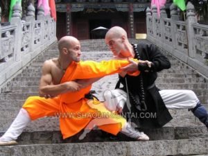 Dominic Carrilho und Mike trainieren vor dem berühmten Shaolin Tempel.